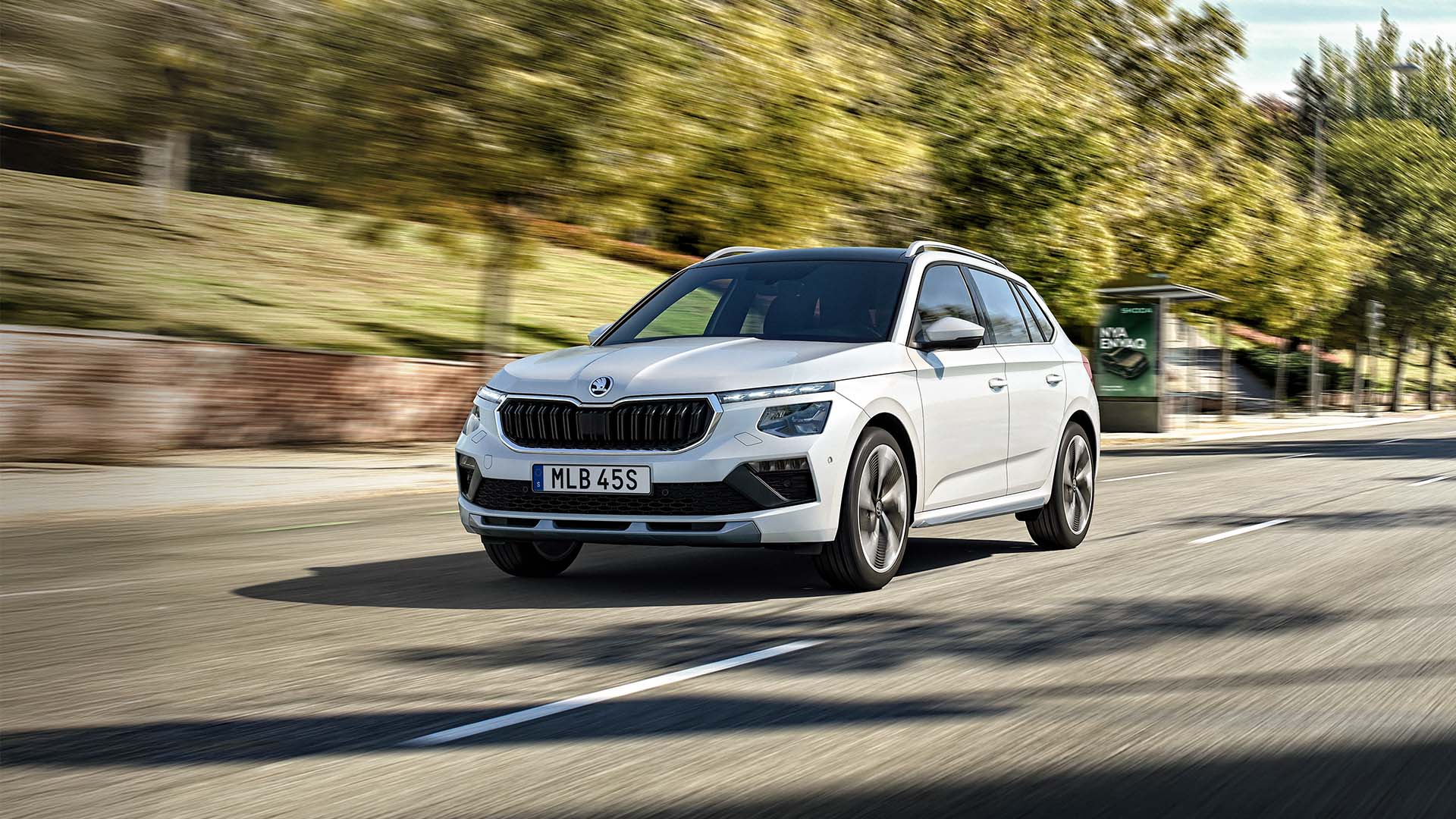 Vit Skoda Kamiq Explore på vägen