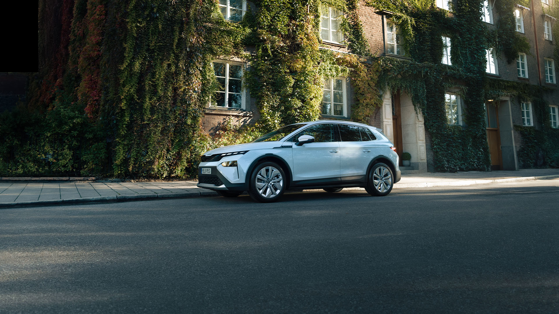 Vit Skoda Elroq på vägen