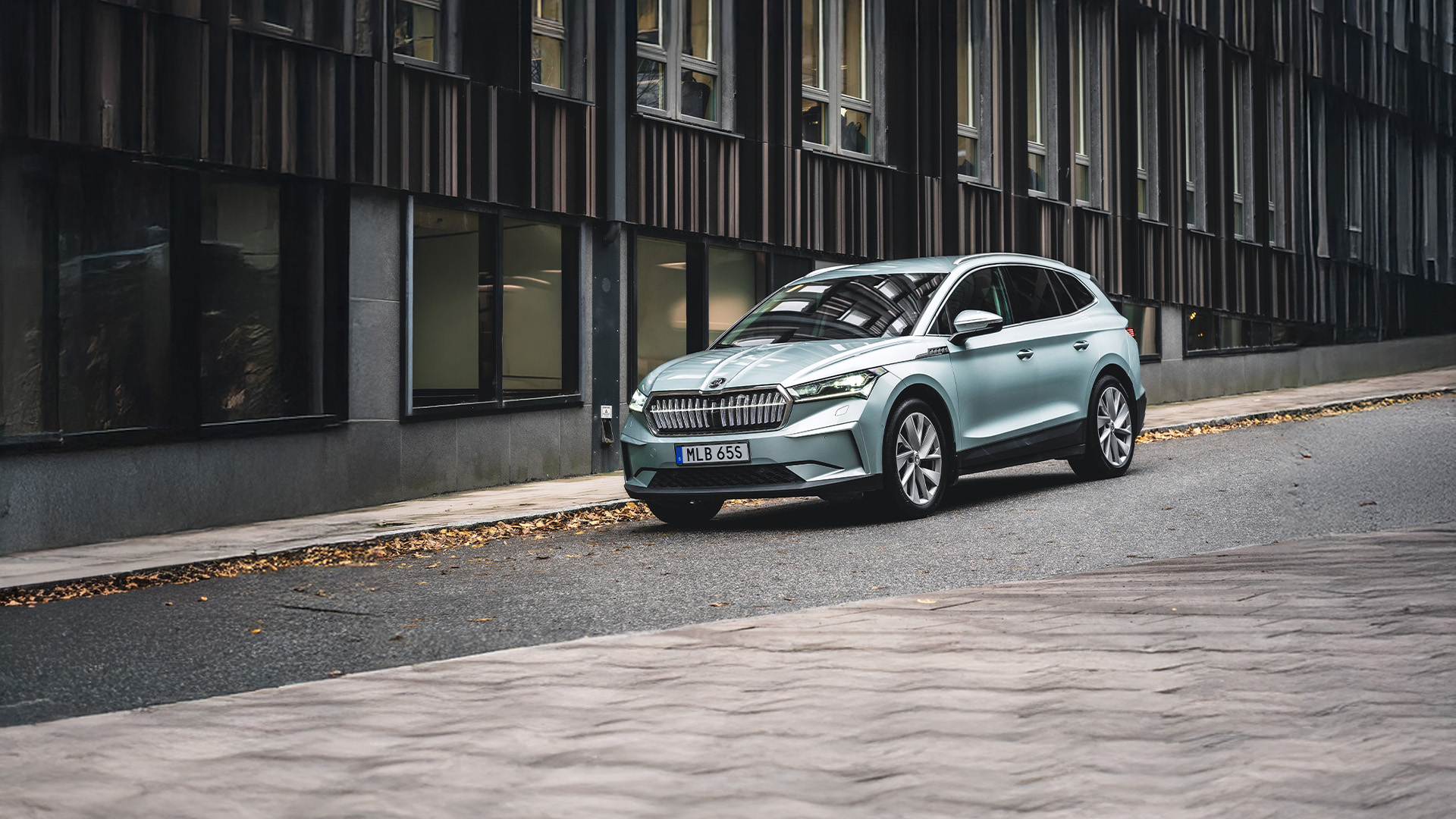 Begagnad Skoda Enyaq på gatan
