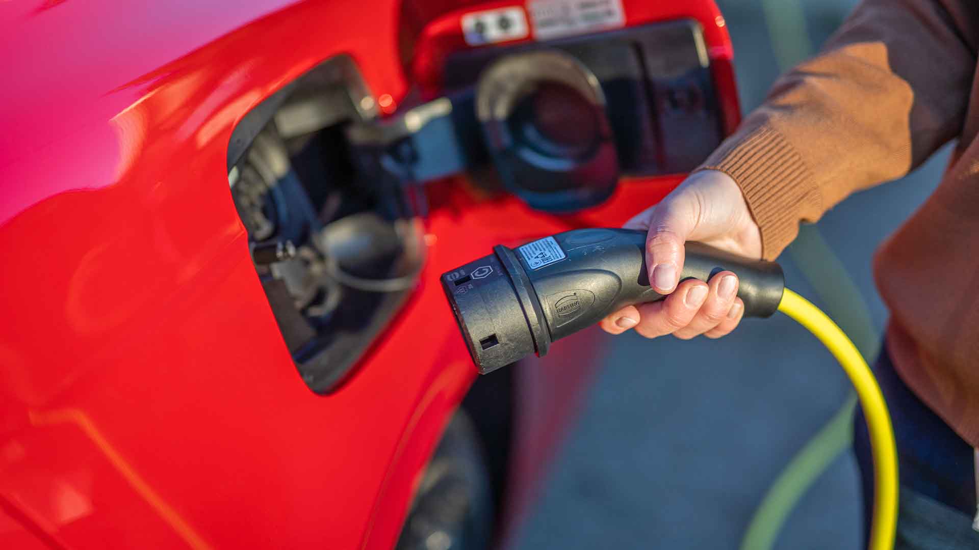 Ladda elbilen snabbare – därför är förvärmning viktigt.