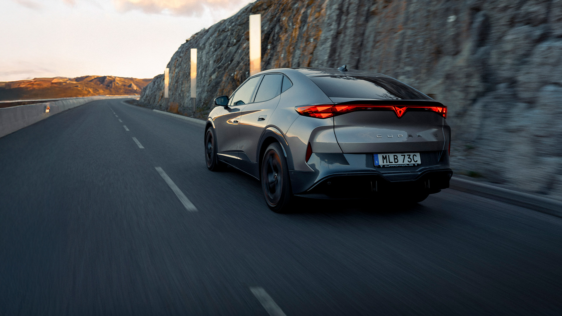 CUPRA Tavascan VZ kör på vägen
