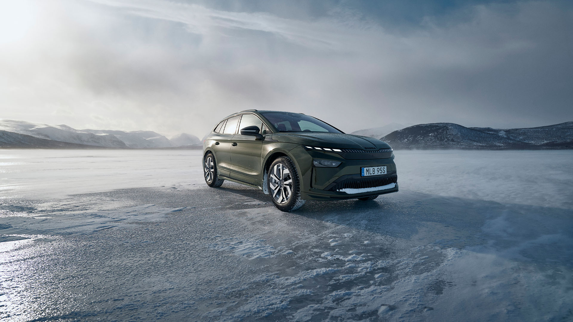 Nya Skoda Enyaq i vinterlandskap