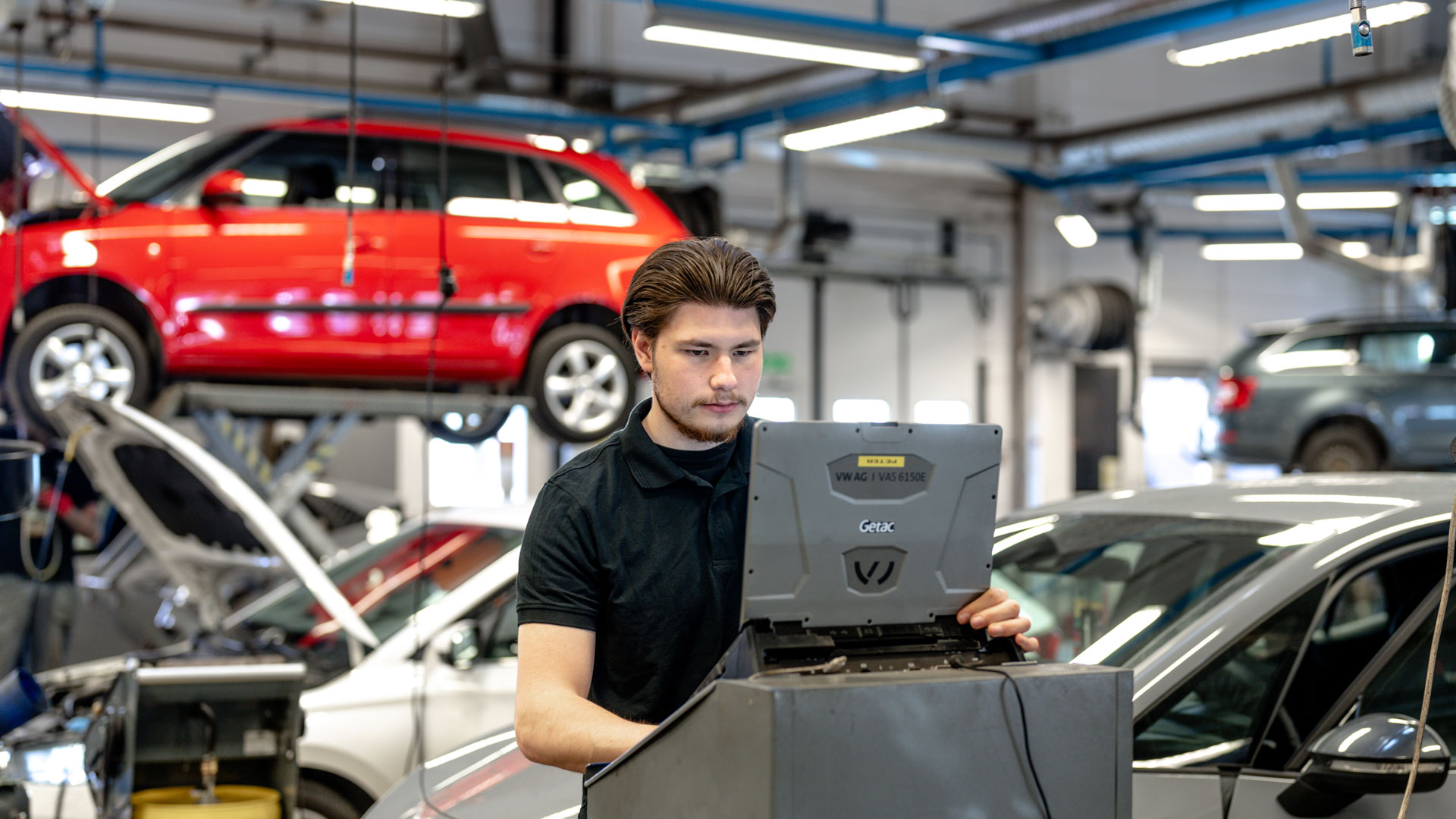 Biltekniker tittar på serviceprotokoll
