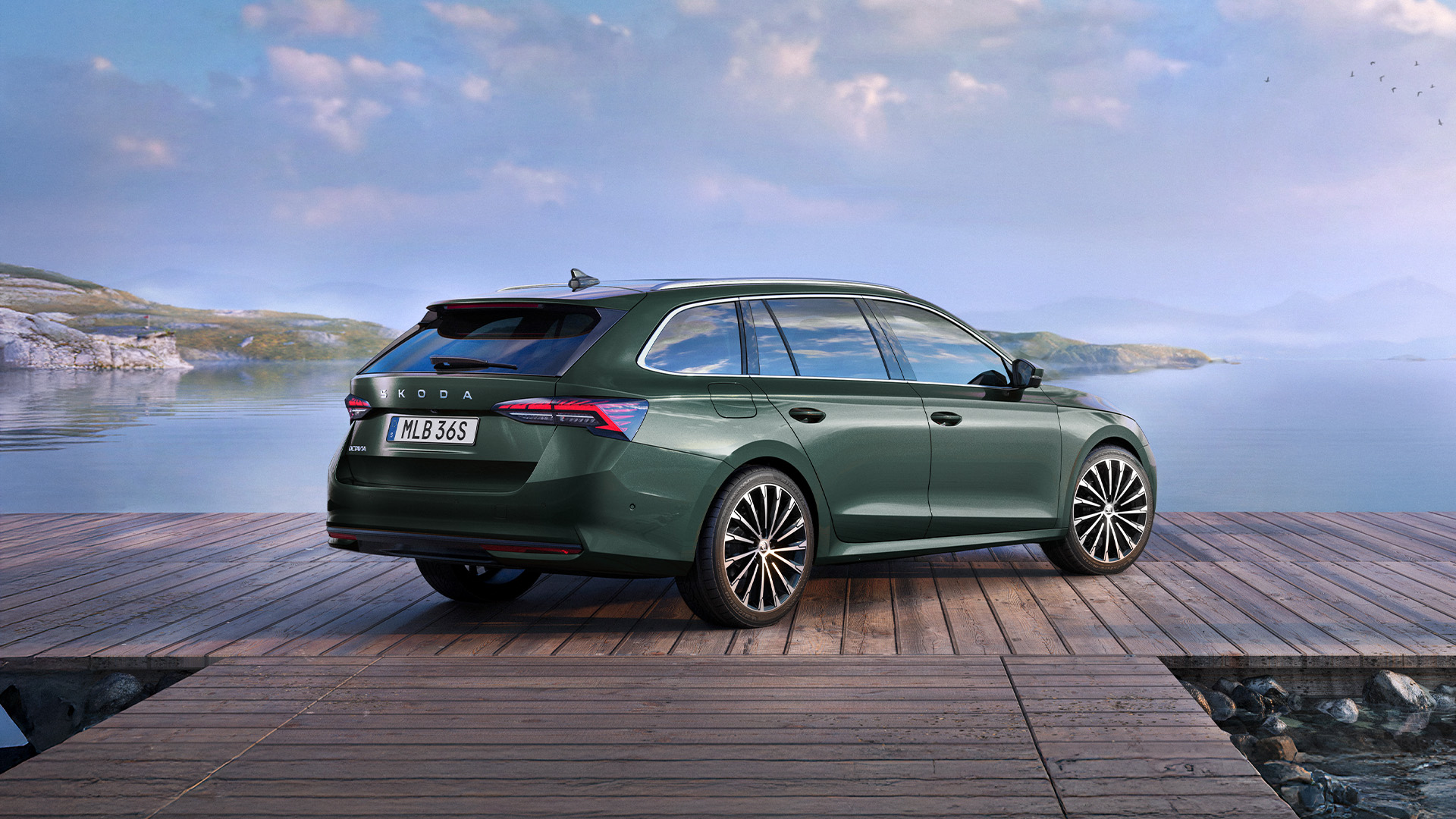 Grön Skoda Octavia vid vattnet
