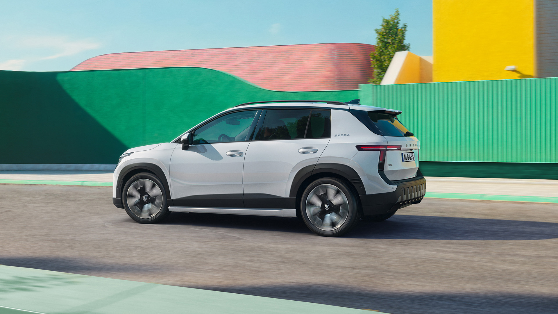 Vit Skoda Epiq syns från sidan