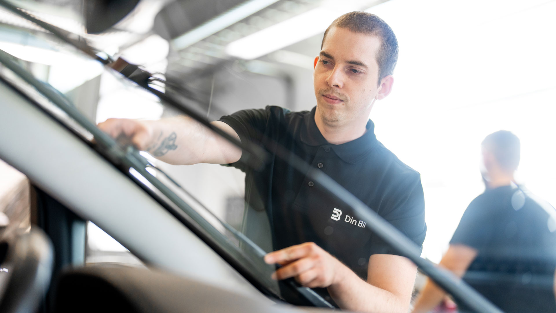 Biltekniker kontrollerar torkarblad