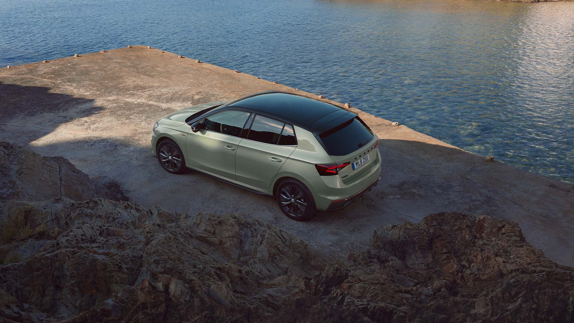 Grön Skoda Fabia Monte Carlo vid vattnet