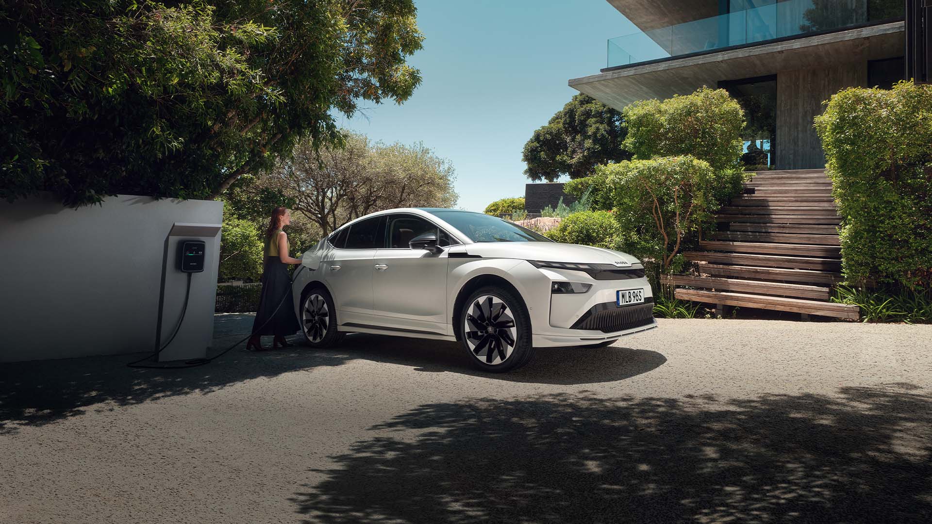 Vit Skoda Enyaq Coupe laddar